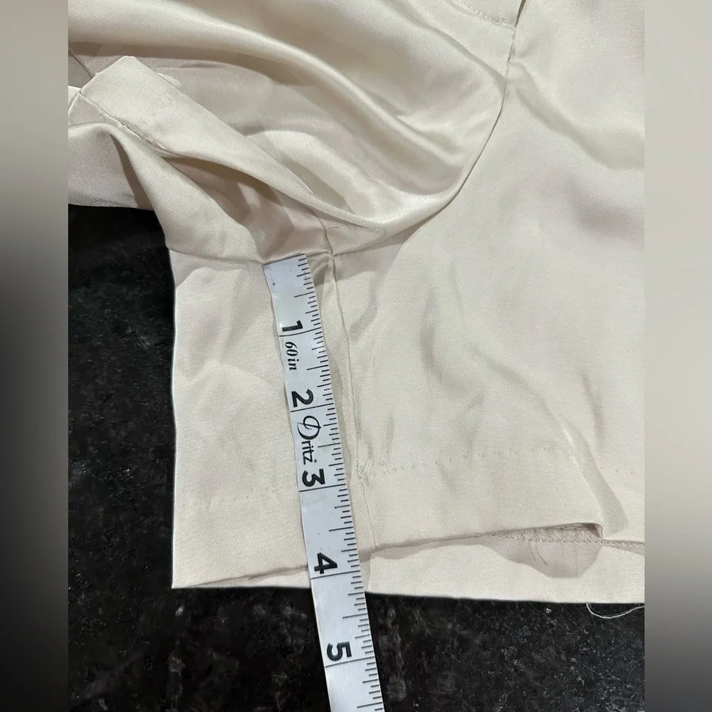 Abercrombie & Fitch Cream Women's silky tailored walking shorts sz medium - Picture 7 of 8